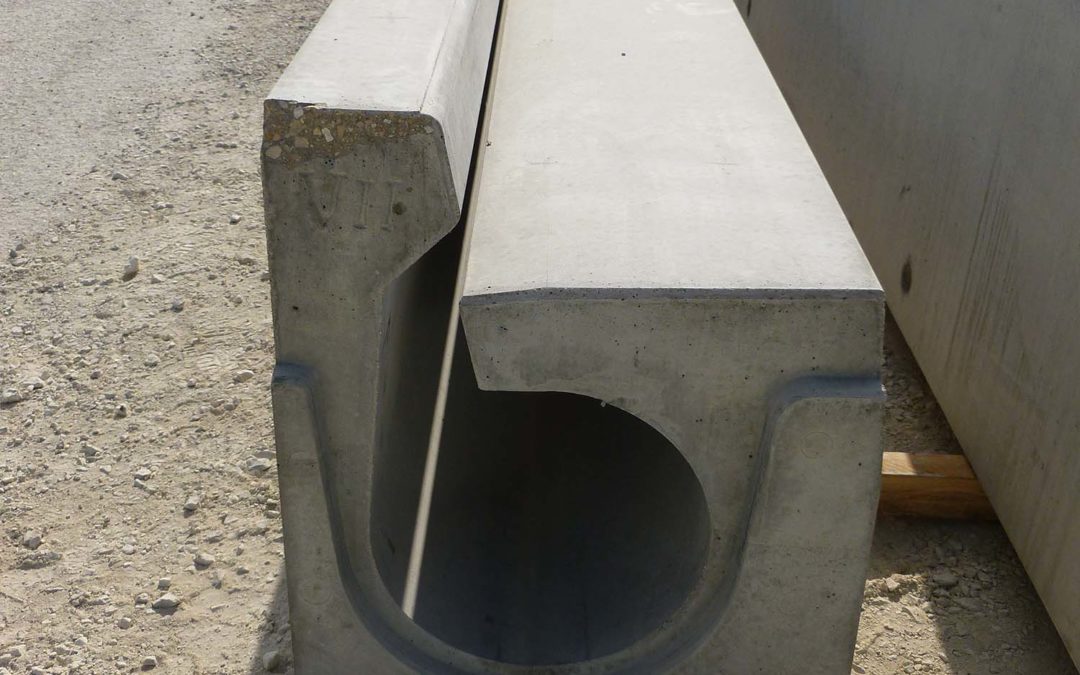 Moule de préfabrication pour caniveau à fente en béton avec trottoir pour tunnel autoroutier.