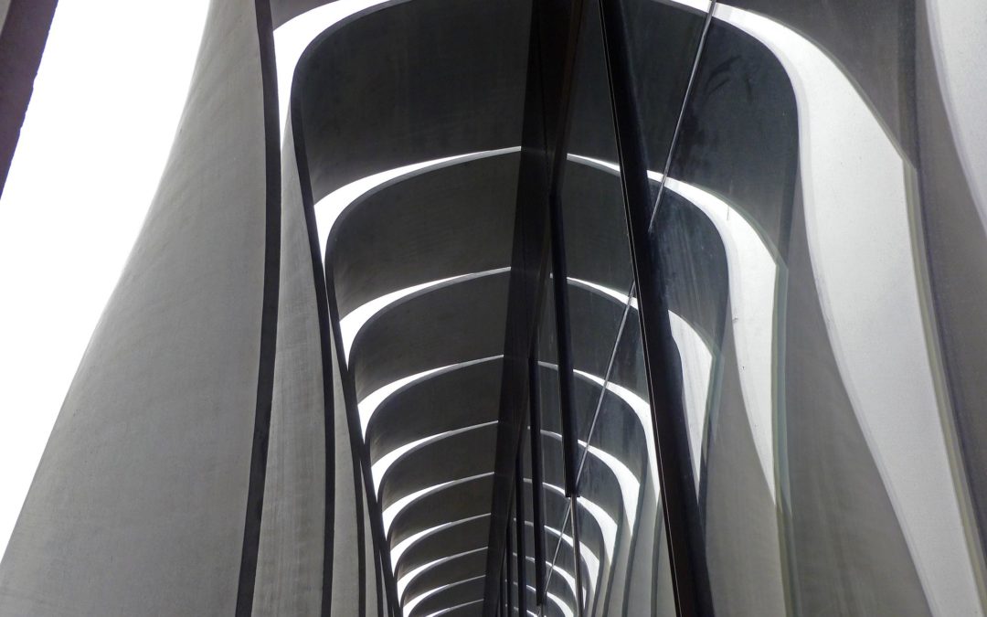 Brise-soleils en façade d’un bâtiment d’exposition d’art moderne – béton architectonique dessin « Pappardelle »