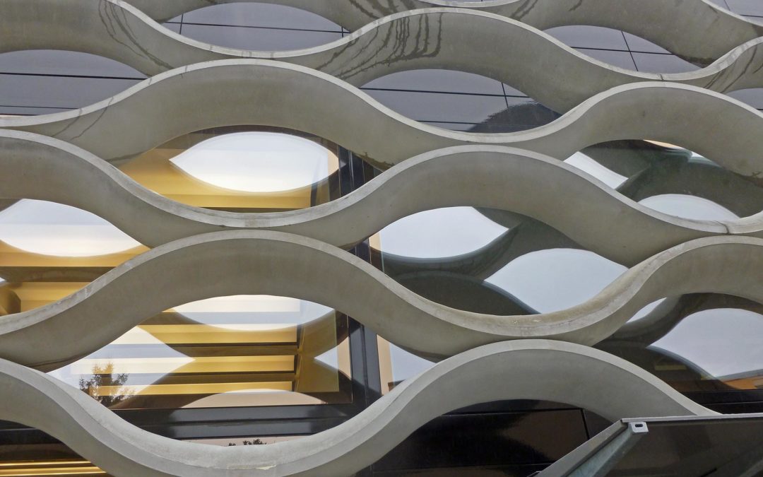Brise-soleil en béton sur une façade d’un bâtiment d’exposition d’art moderne béton architectonique, dessin « Screen »