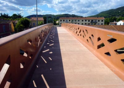 Bahnbrücke aus UHFB in Cannet des Maures bei Brignoles, Frankreich