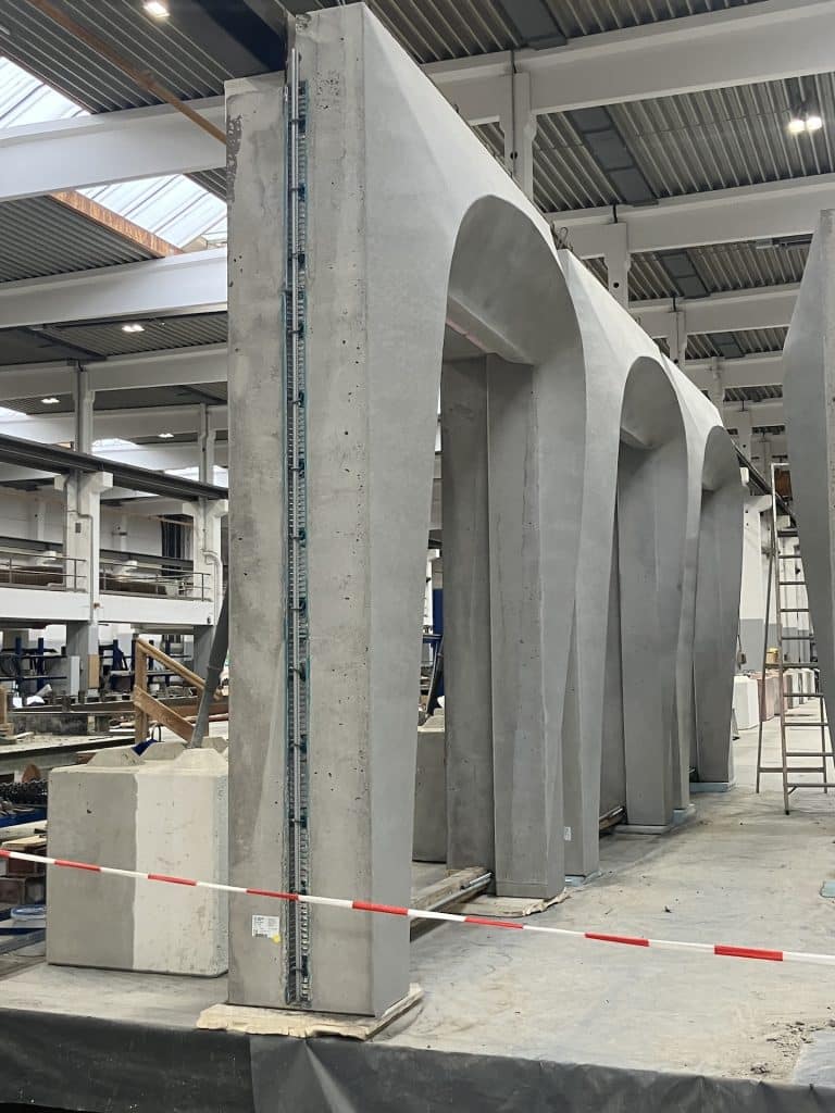 Éléments de façade en béton architectonique préfabriqué avec ouvertures cintrées pour un immeuble à berlin